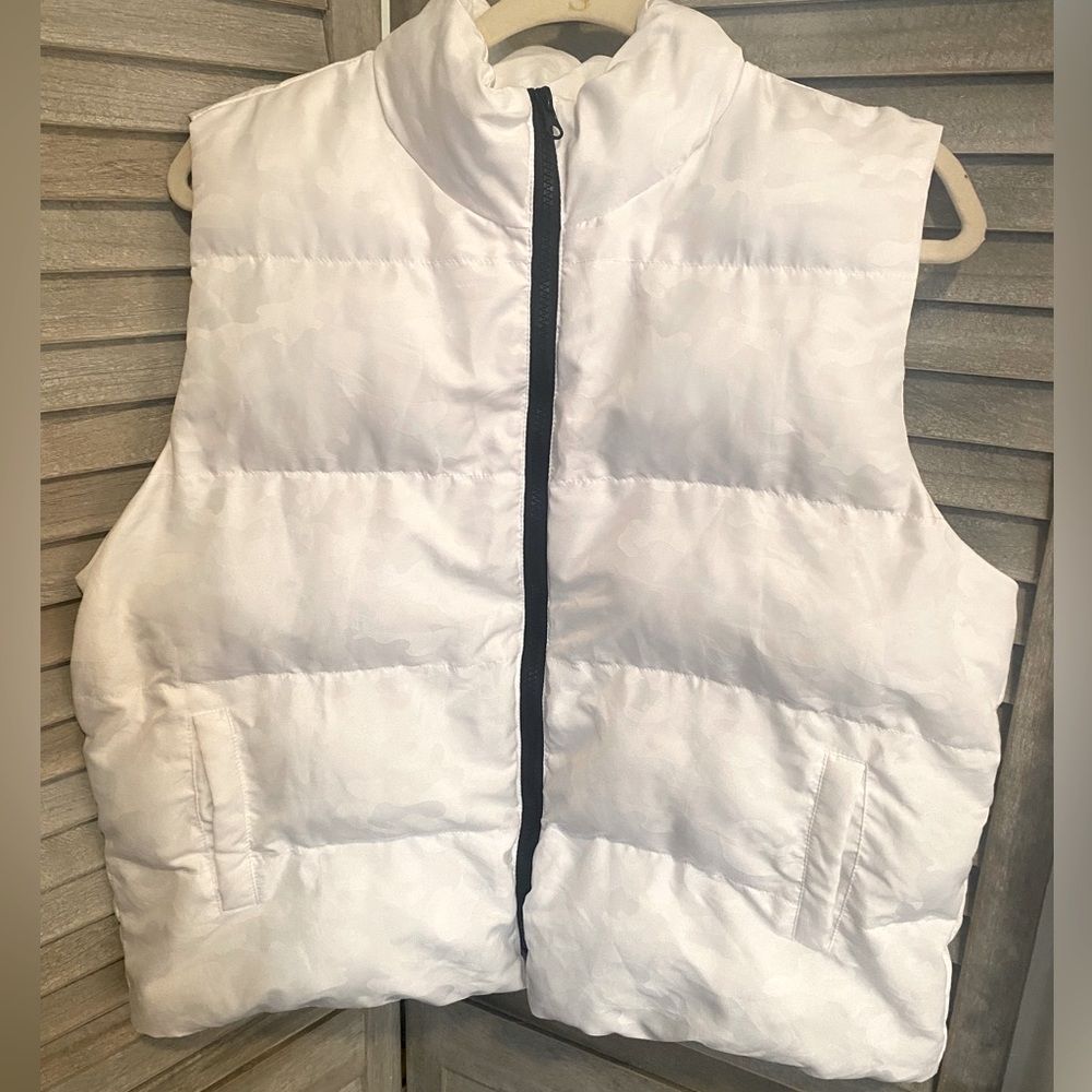 STEVE MADDEN / BB DAKOTA Size LARGE Optic White Puffer Camouflage print Vest